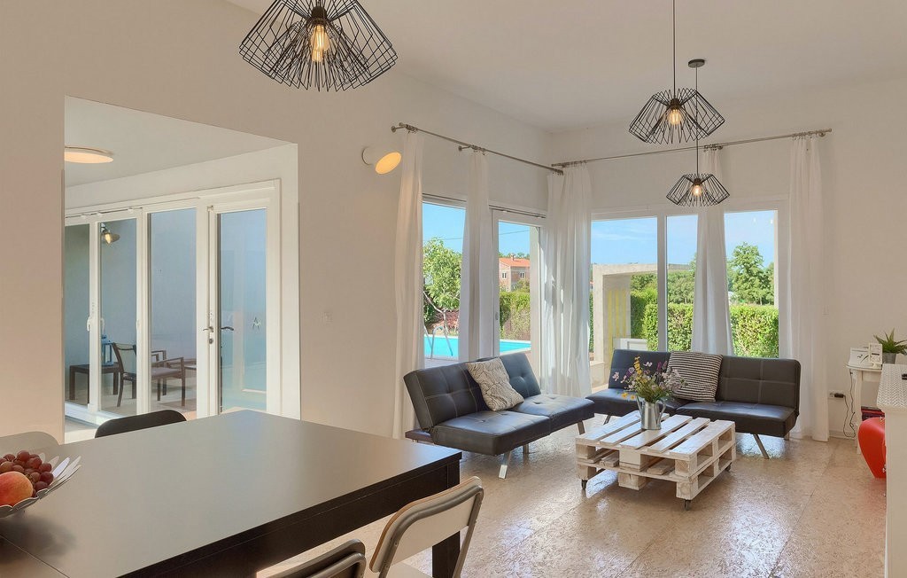 In vendita: casa  con piscina vicino a Parenzo – 120 m², arredata, affitto avviato