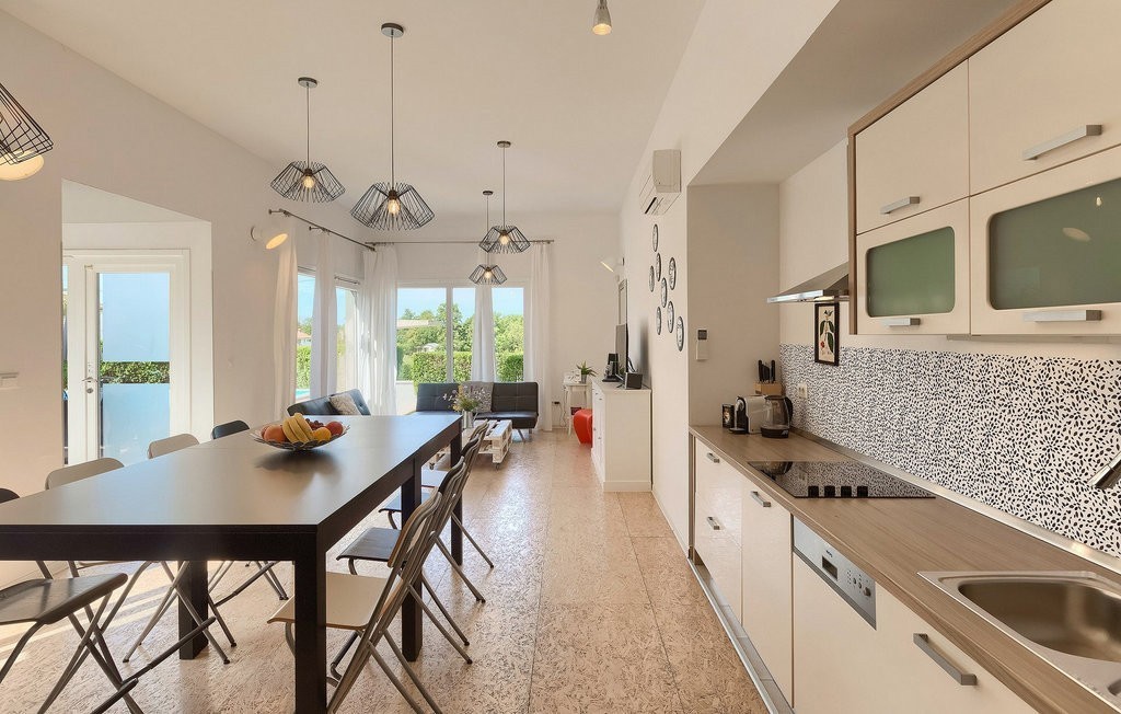 In vendita: casa  con piscina vicino a Parenzo – 120 m², arredata, affitto avviato