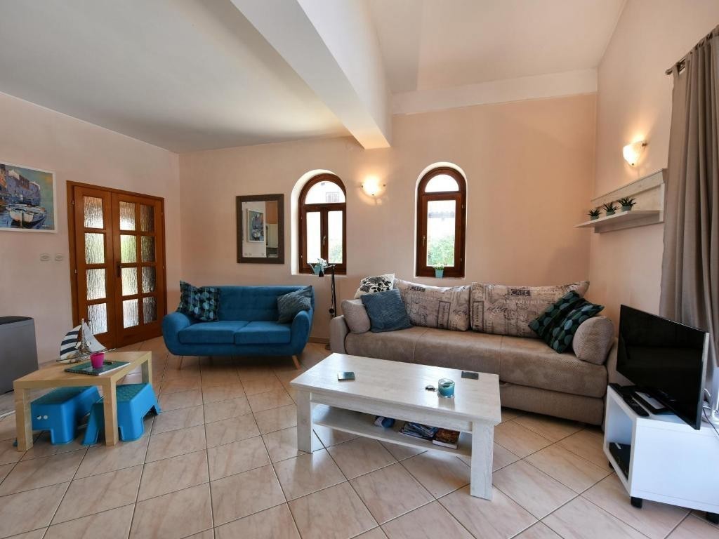 A circa 13 km da Parenzo e dal mare, casa con piscina, 3 camere da letto e barbecue-  arredata.