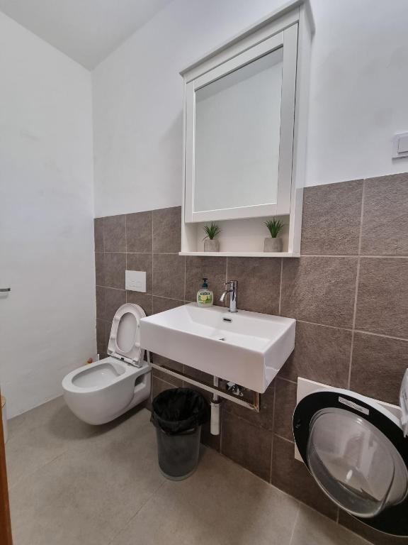 A circa 13 km da Parenzo e dal mare, casa con piscina, 3 camere da letto e barbecue-  arredata.