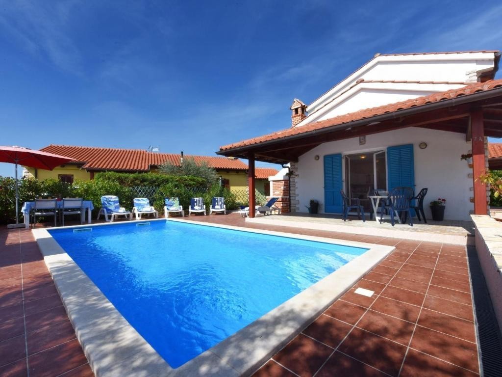 A circa 13 km da Parenzo e dal mare, casa con piscina, 3 camere da letto e barbecue-  arredata.