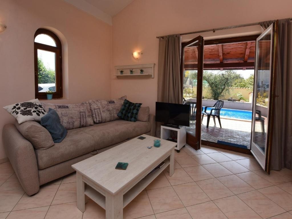 A circa 13 km da Parenzo e dal mare, casa con piscina, 3 camere da letto e barbecue-  arredata.