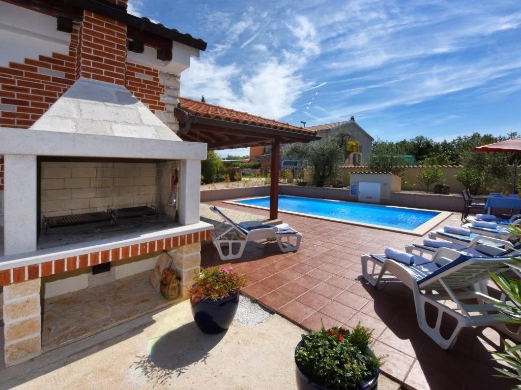 A circa 13 km da Parenzo e dal mare, casa con piscina, 3 camere da letto e barbecue-  arredata.