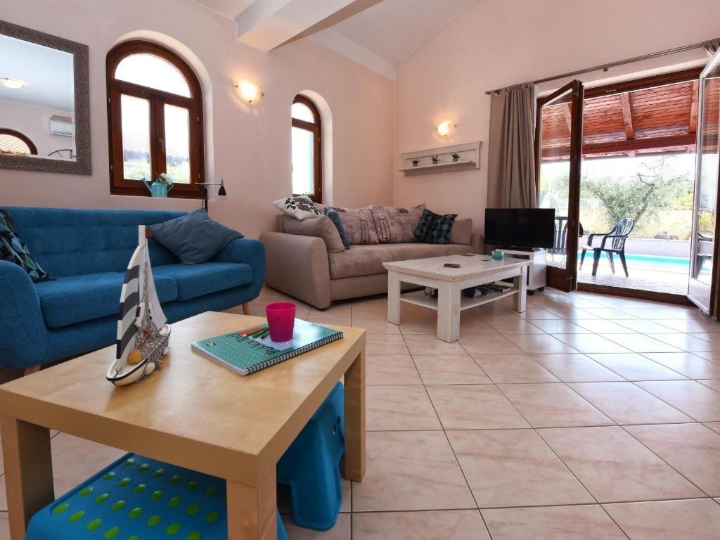 A circa 13 km da Parenzo e dal mare, casa con piscina, 3 camere da letto e barbecue-  arredata.
