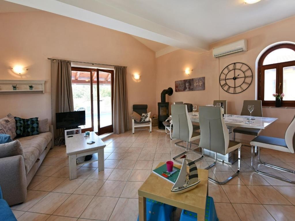 A circa 13 km da Parenzo e dal mare, casa con piscina, 3 camere da letto e barbecue-  arredata.