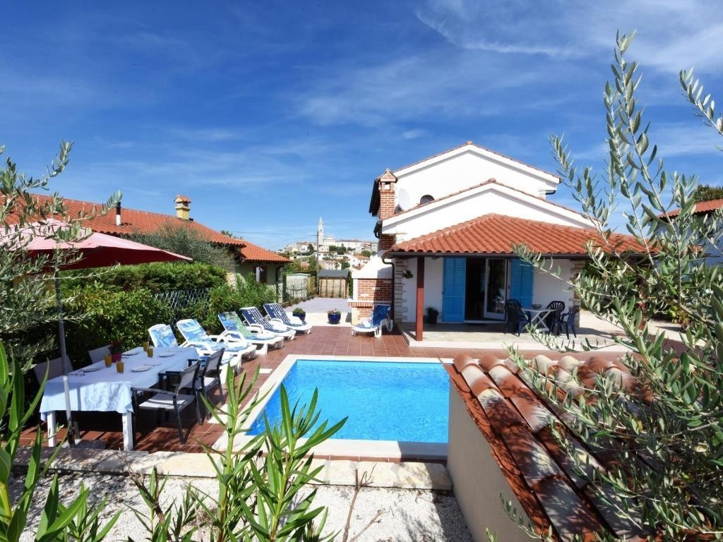 A circa 13 km da Parenzo e dal mare, casa con piscina, 3 camere da letto e barbecue-  arredata.