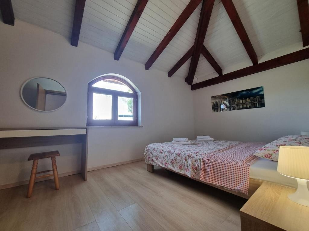 A circa 13 km da Parenzo e dal mare, casa con piscina, 3 camere da letto e barbecue-  arredata.