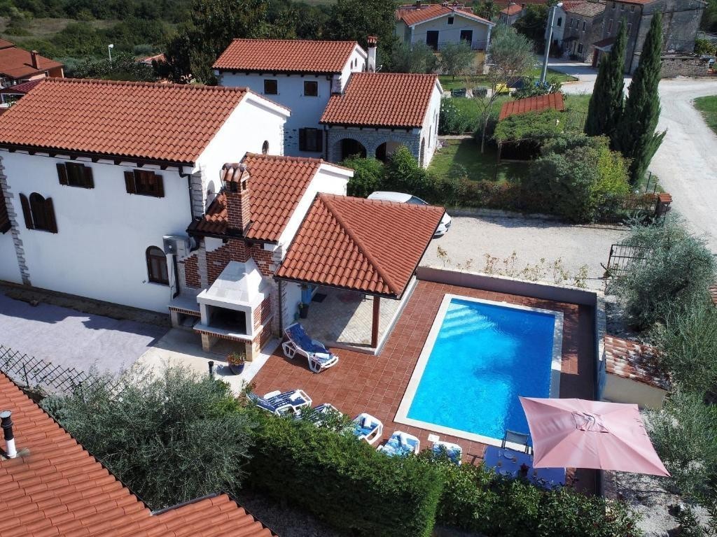 A circa 13 km da Parenzo e dal mare, casa con piscina, 3 camere da letto e barbecue-  arredata.