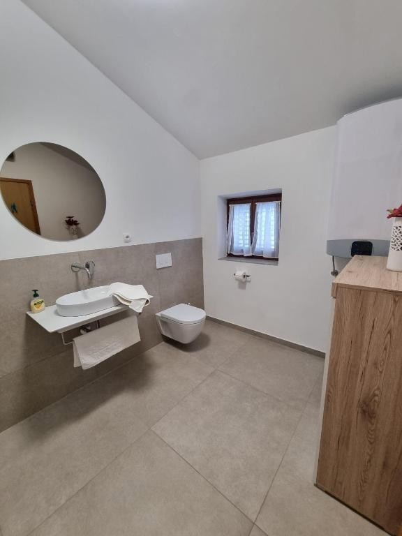 A circa 13 km da Parenzo e dal mare, casa con piscina, 3 camere da letto e barbecue-  arredata.