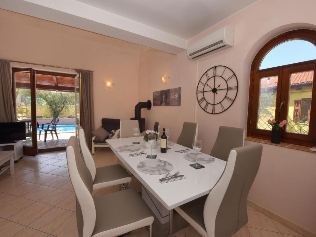 A circa 13 km da Parenzo e dal mare, casa con piscina, 3 camere da letto e barbecue-  arredata.