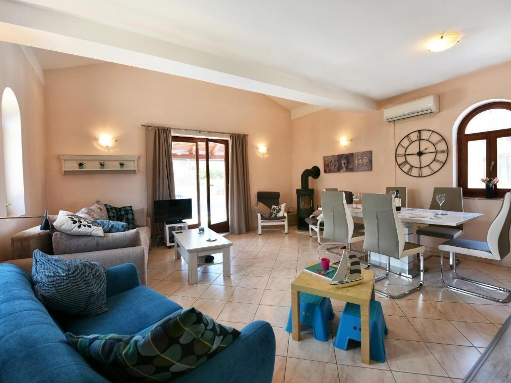 A circa 13 km da Parenzo e dal mare, casa con piscina, 3 camere da letto e barbecue-  arredata.