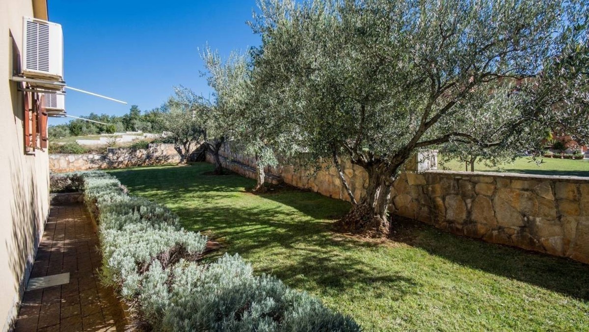 Casa bifamiliare con vista mare – a 10 km da Parenzo – Arredata, 100 m²