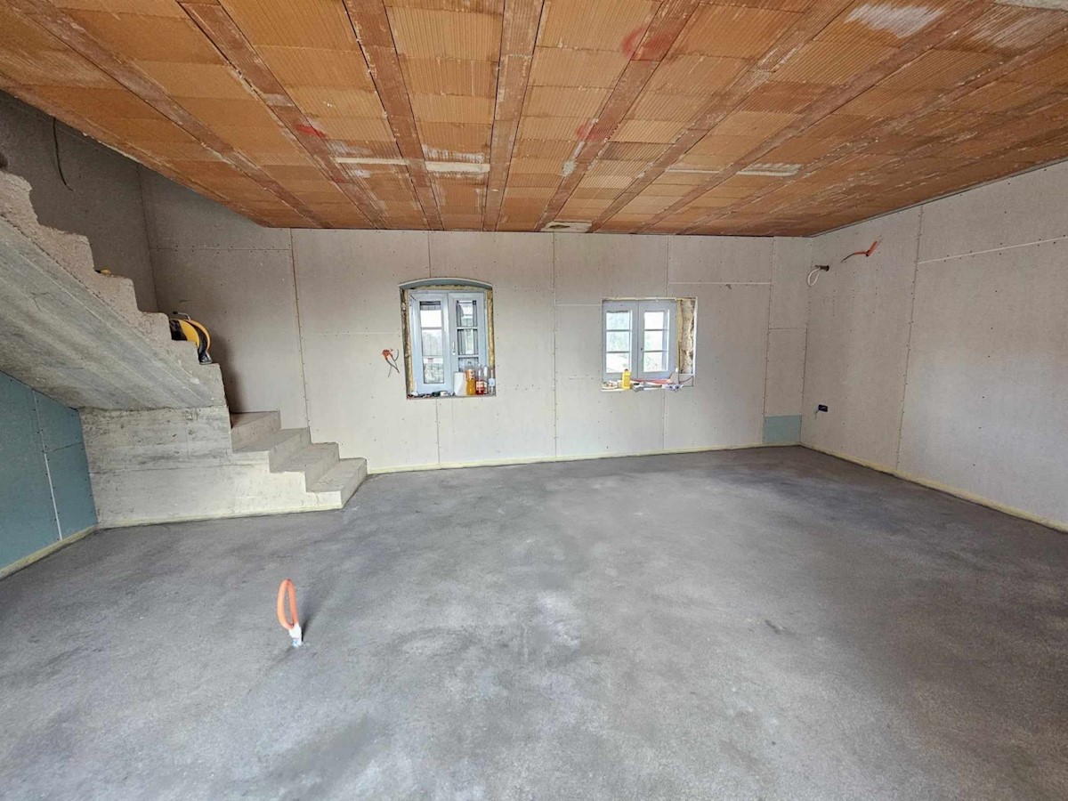 Višnjan, casa in pietra in vendita