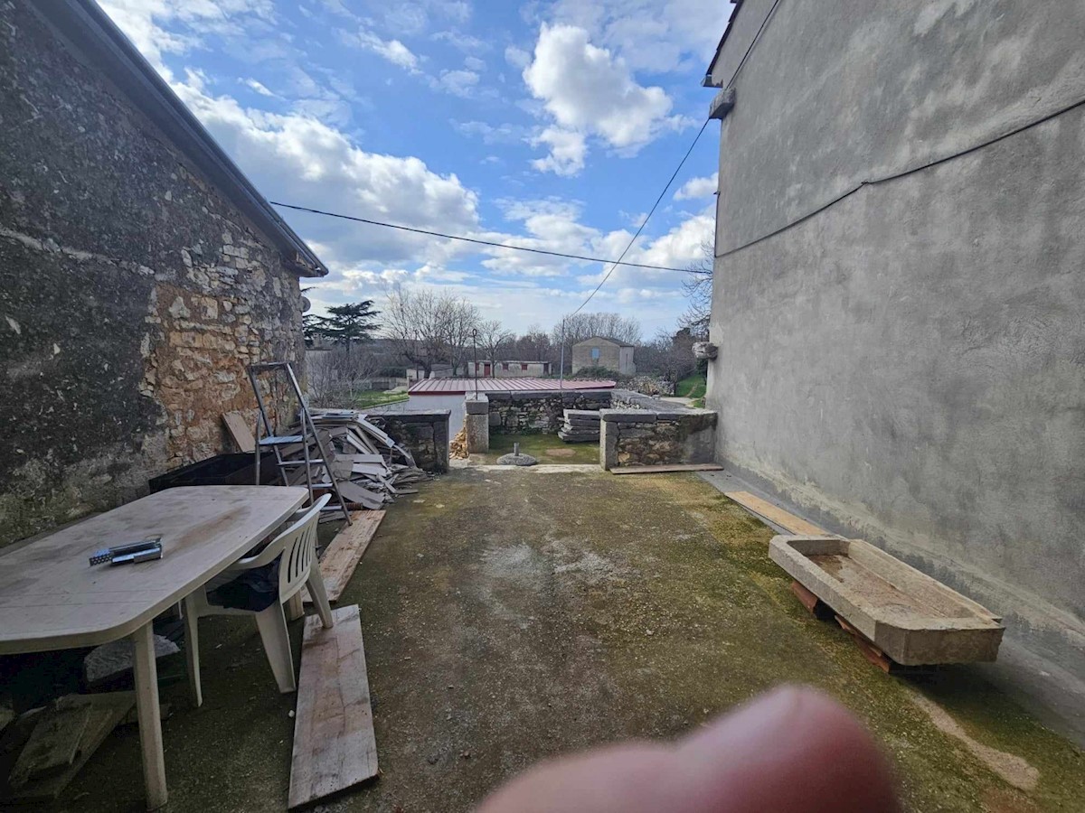 Višnjan, casa in pietra in vendita