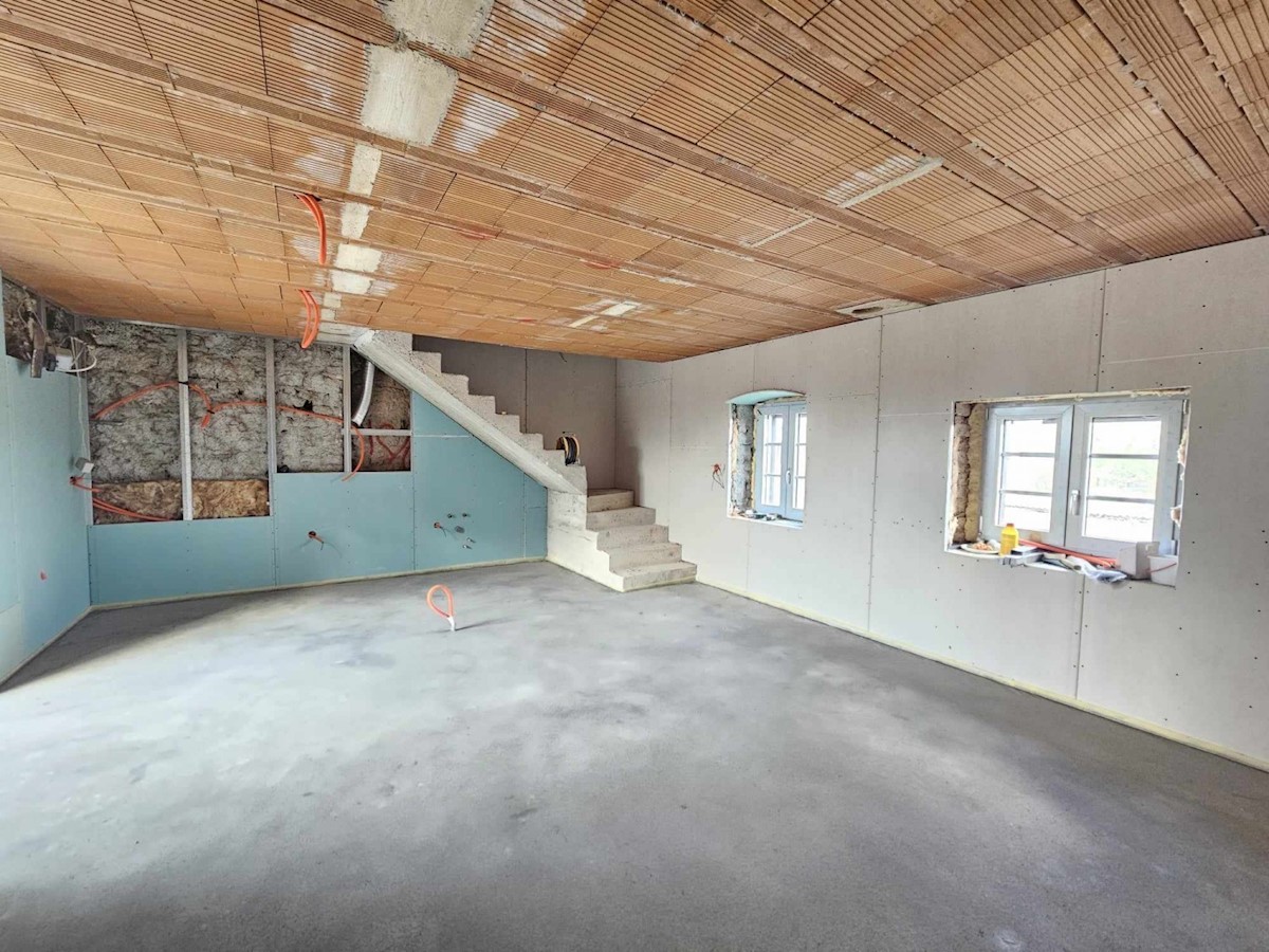 Višnjan, casa in pietra in vendita