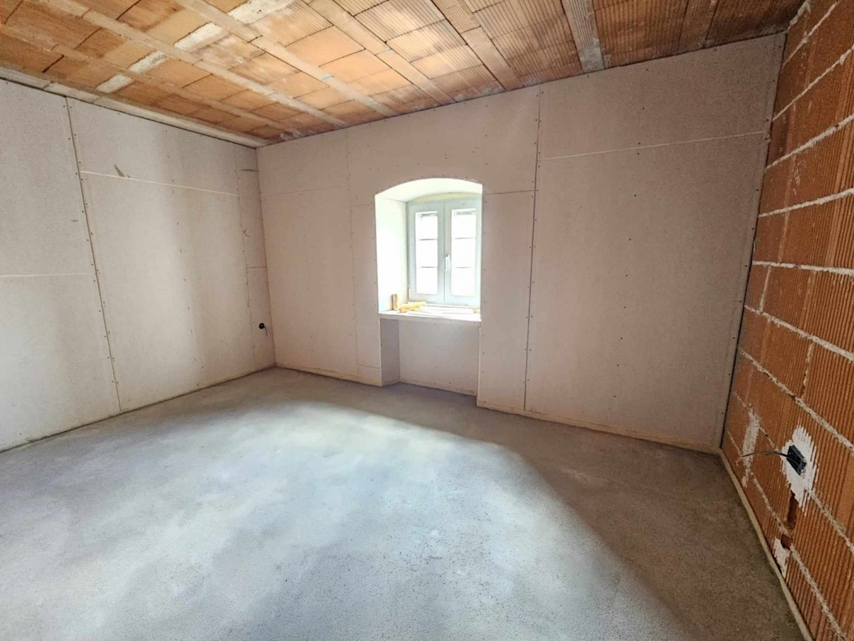Višnjan, casa in pietra in vendita