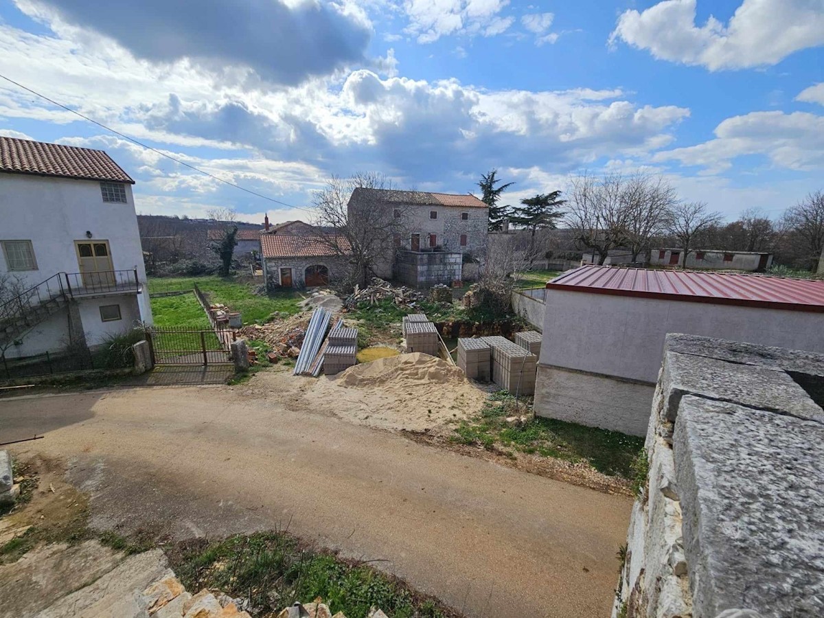 Višnjan, casa in pietra in vendita