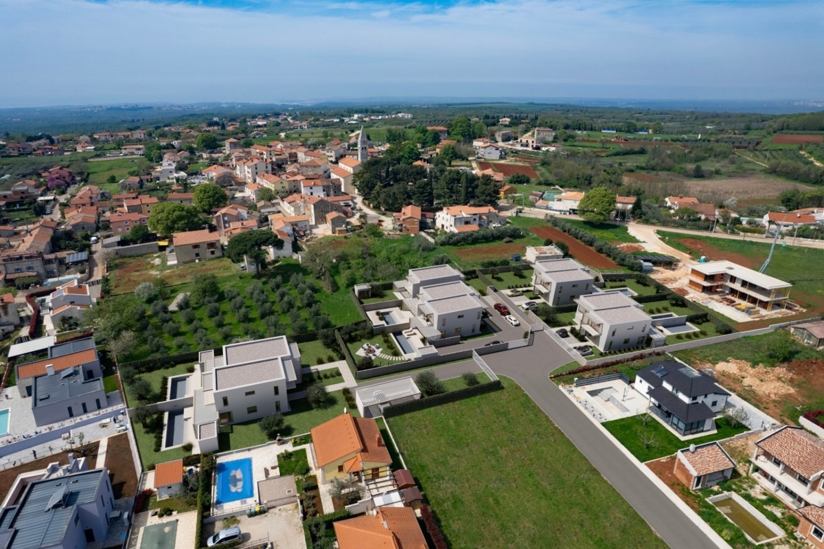 Kaštelir, casa di nuova costruziuone con ila piscina