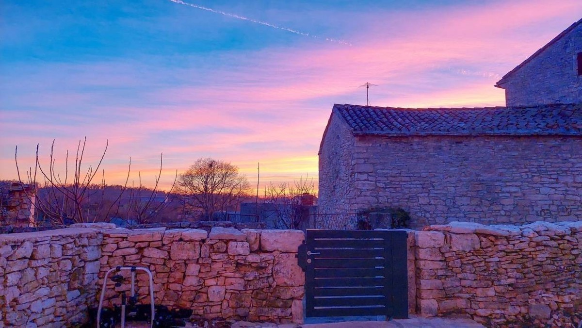 Svetvinčenat- casa in pietra ristrutturata con piscina in Istria centrale