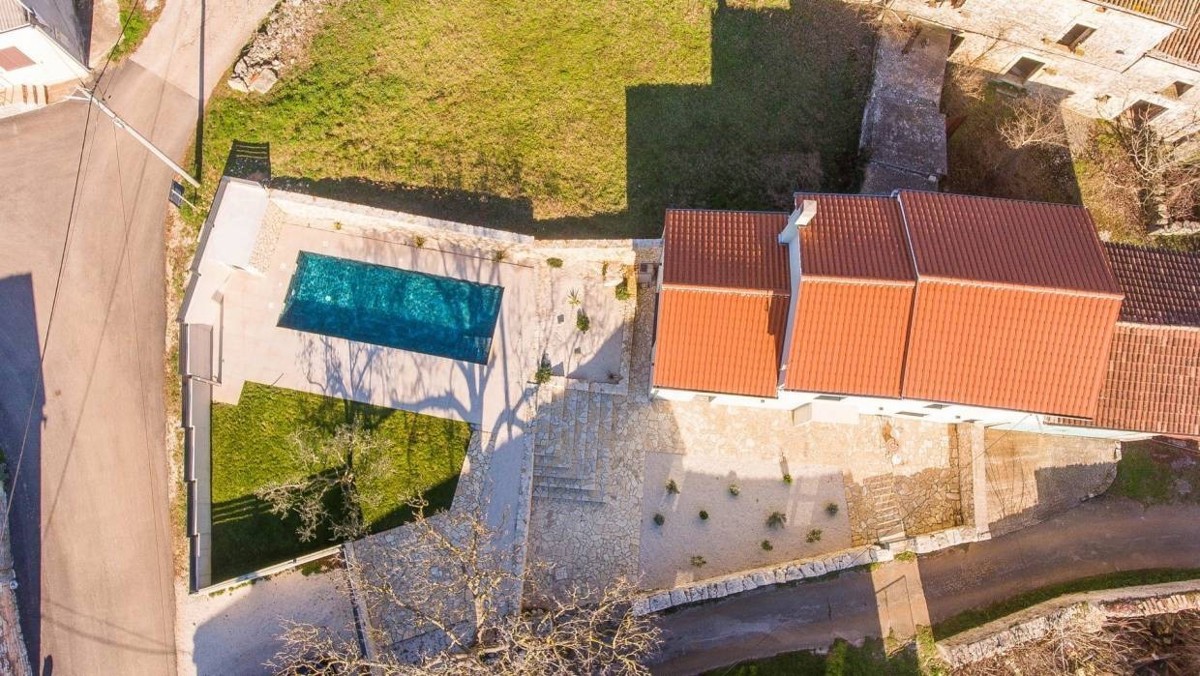 Svetvinčenat- casa in pietra ristrutturata con piscina in Istria centrale