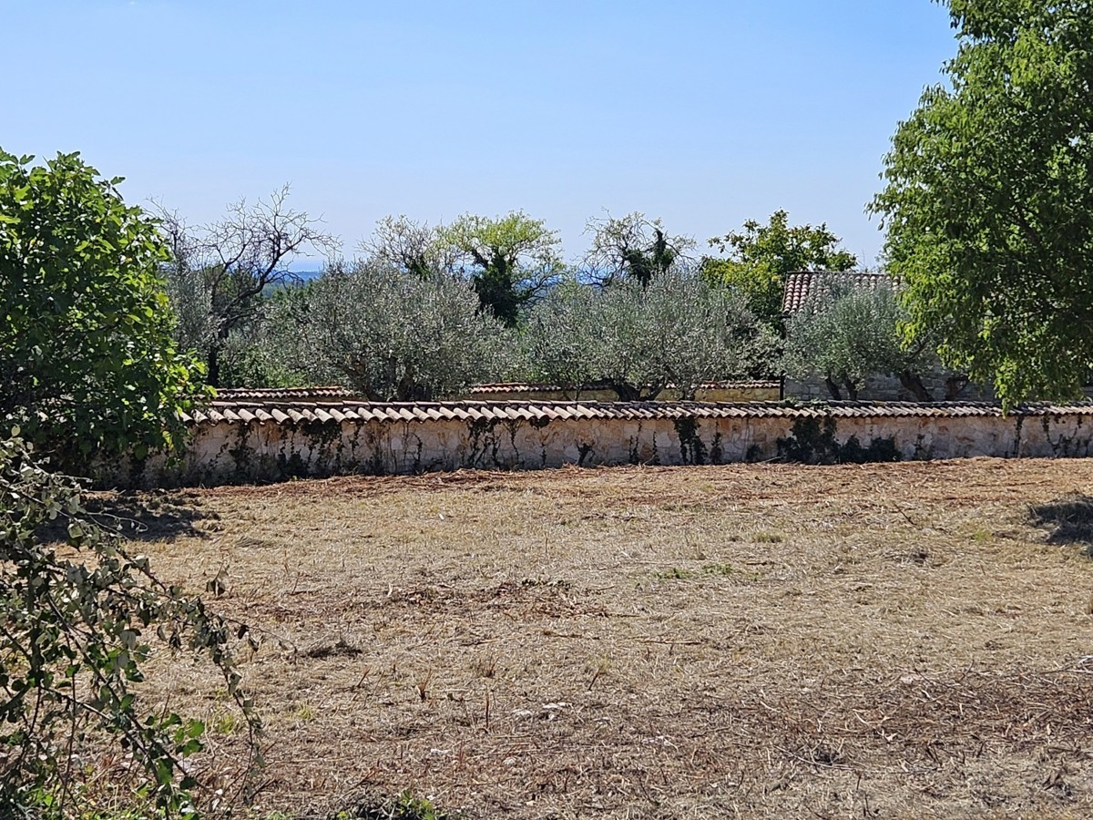 Terreno edificabile attraente vicino a Parenzo con vista mare