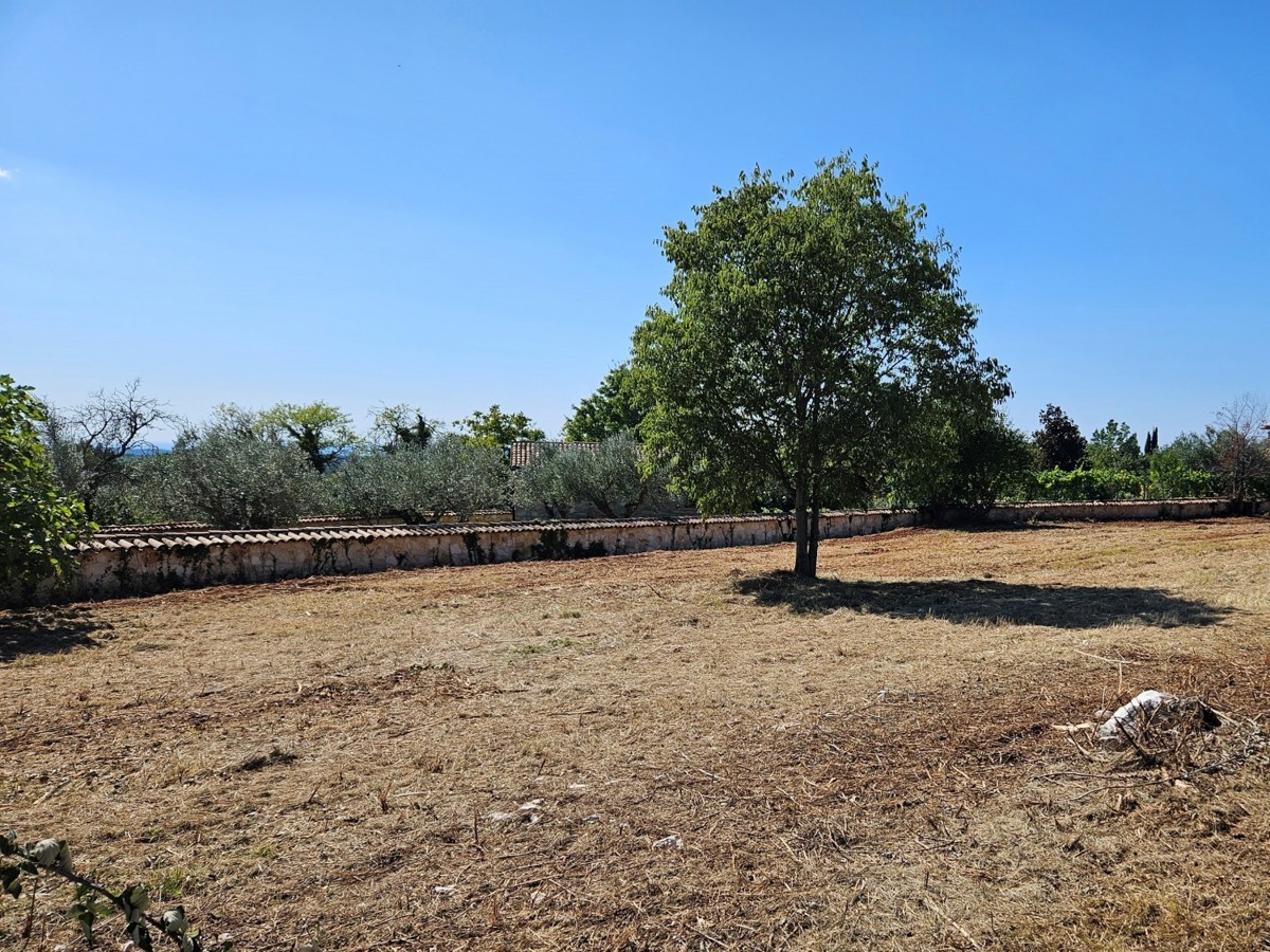 Terreno edificabile attraente vicino a Parenzo con vista mare
