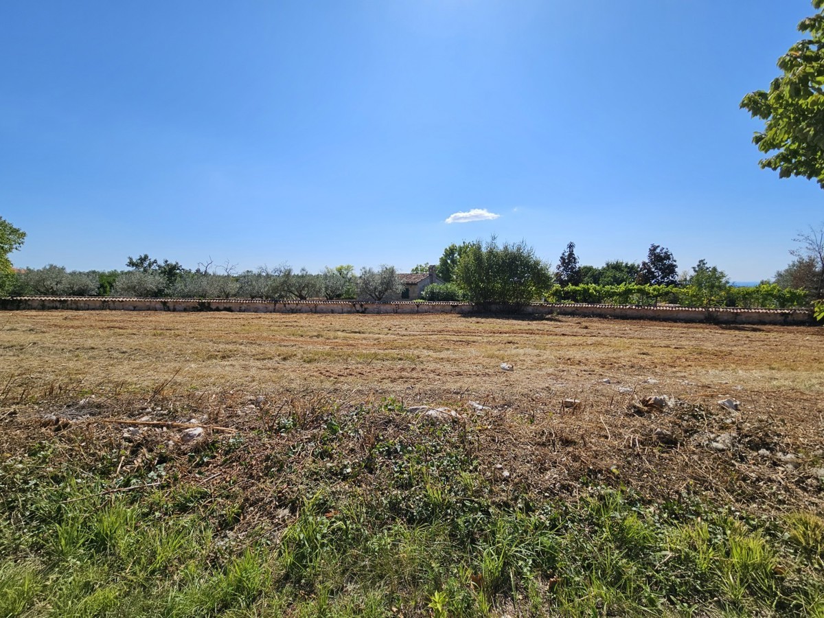 Terreno edificabile attraente vicino a Parenzo con vista mare