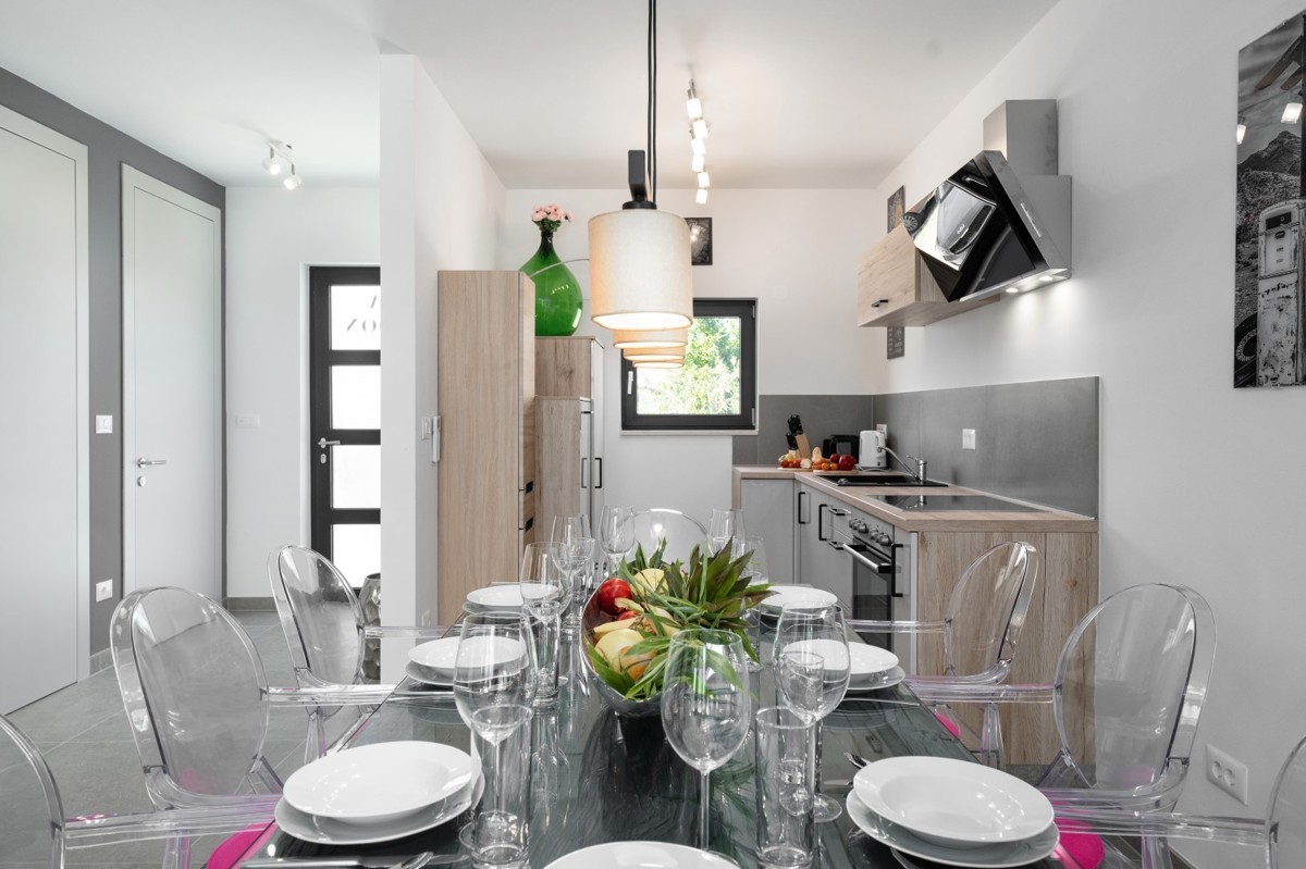 Casa in vendita - vicino a Parenzo, vicino al mare, moderna e abitabile!