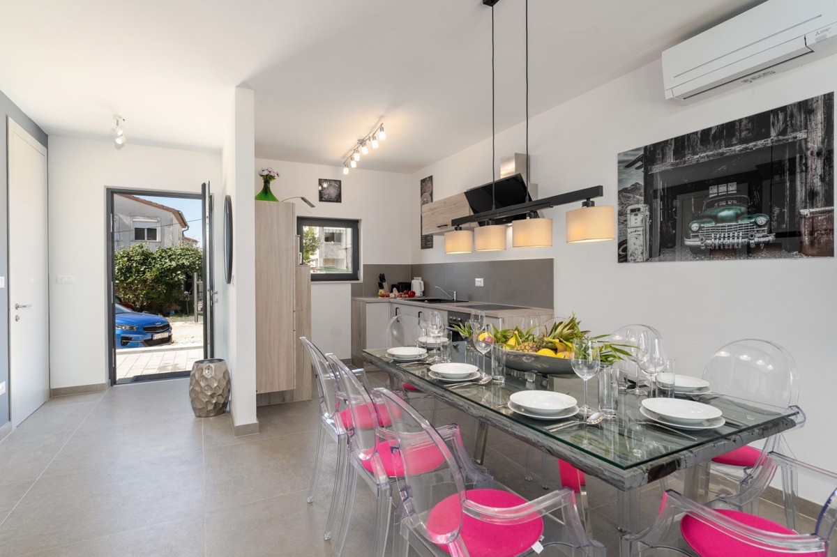 Casa in vendita - vicino a Parenzo, vicino al mare, moderna e abitabile!