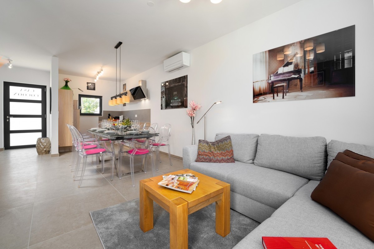 Casa in vendita - vicino a Parenzo, vicino al mare, moderna e abitabile!