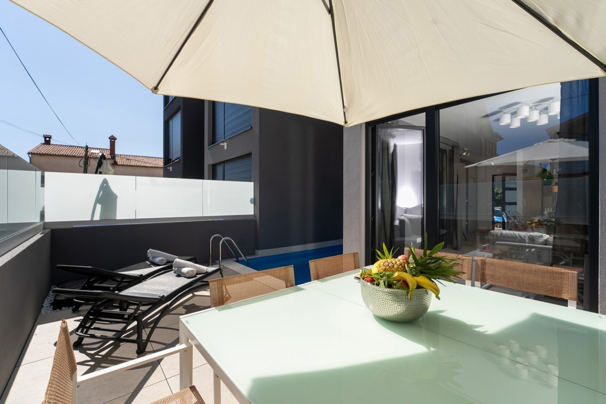 Casa in vendita - vicino a Parenzo, vicino al mare, moderna e abitabile!