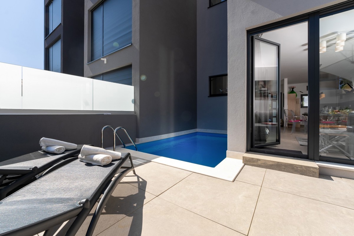 Casa in vendita - vicino a Parenzo, vicino al mare, moderna e abitabile!