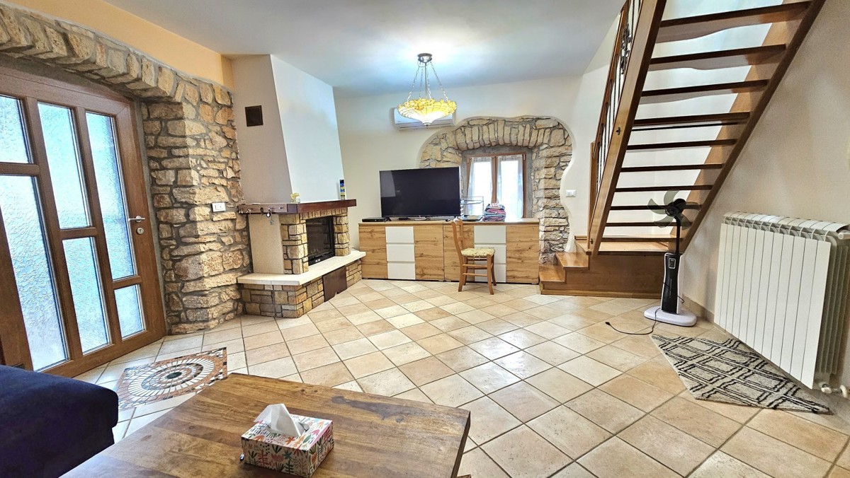 Villa in pietra con piscina e wellness, vicino a Parenzo, vendita