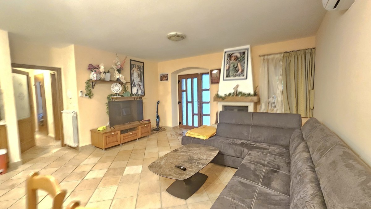 Villa in pietra con piscina e wellness, vicino a Parenzo, vendita