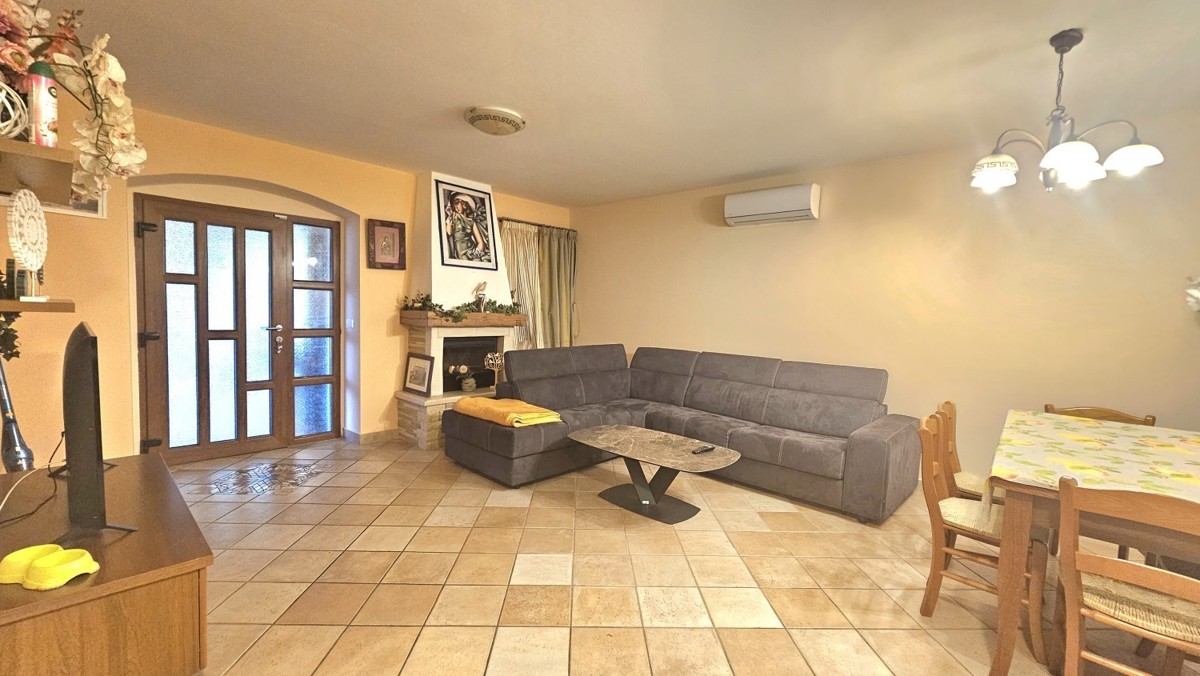 Villa in pietra con piscina e wellness, vicino a Parenzo, vendita