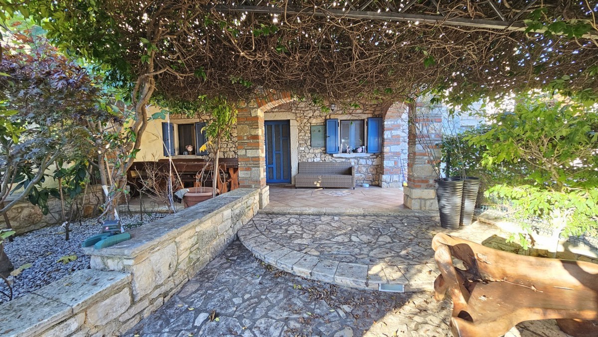 Villa in pietra con piscina e wellness, vicino a Parenzo, vendita