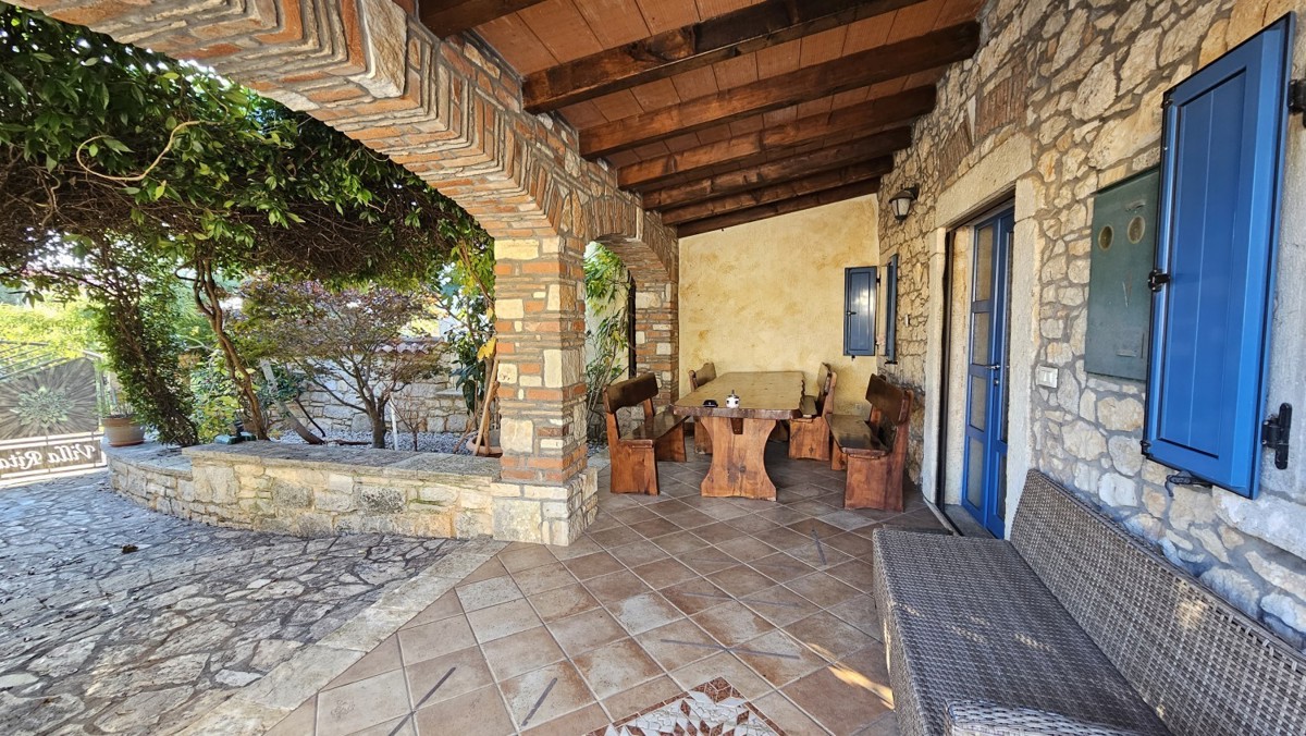 Villa in pietra con piscina e wellness, vicino a Parenzo, vendita