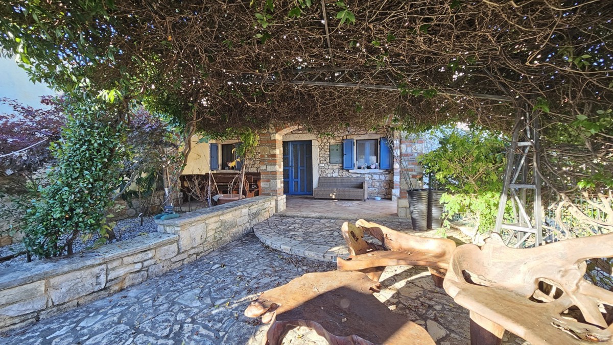 Villa in pietra con piscina e wellness, vicino a Parenzo, vendita