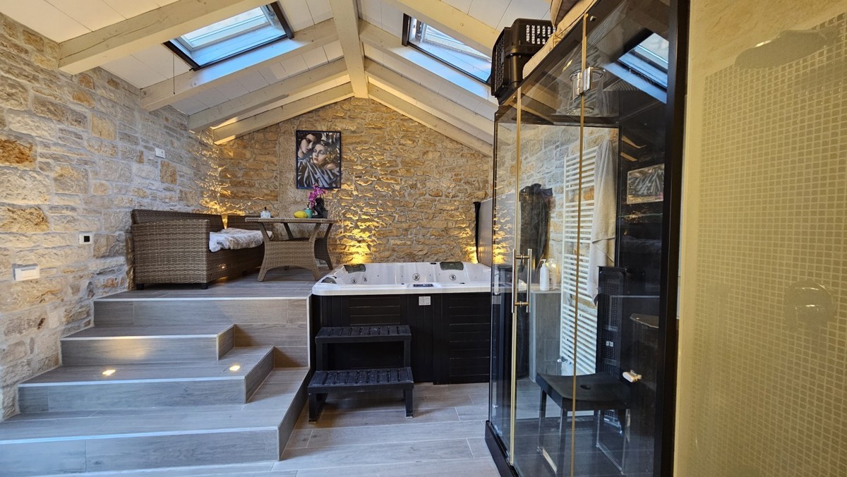 Villa in pietra con piscina e wellness, vicino a Parenzo, vendita