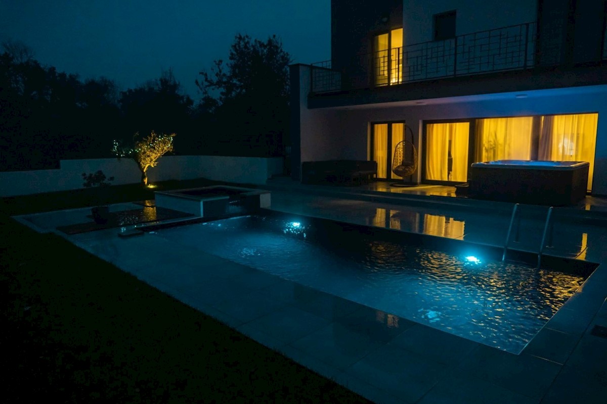 Villa con piscina vicino  a  Parenzo