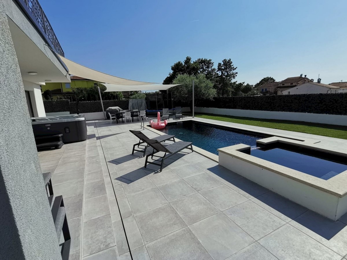 Villa con piscina vicino  a  Parenzo