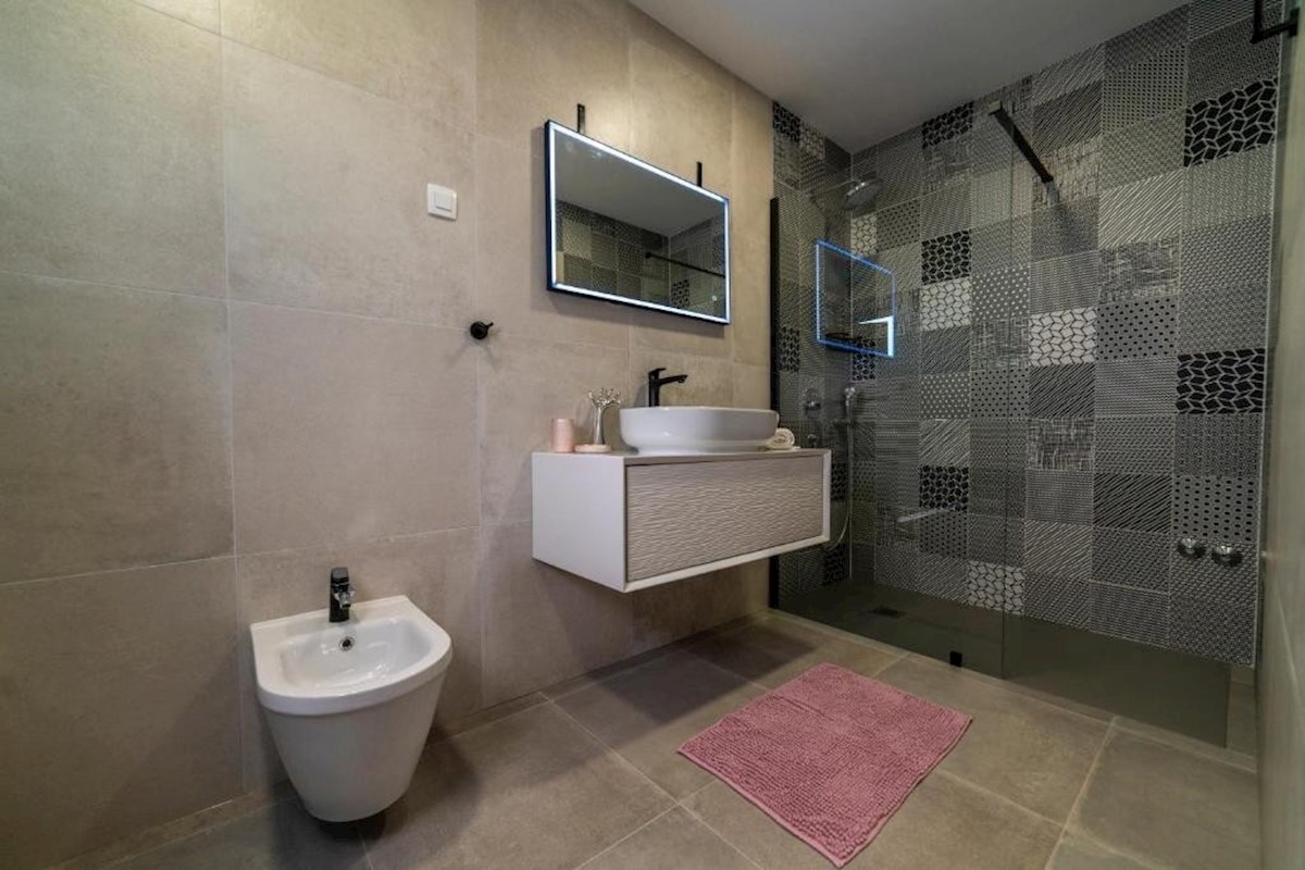 Villa con piscina vicino  a  Parenzo