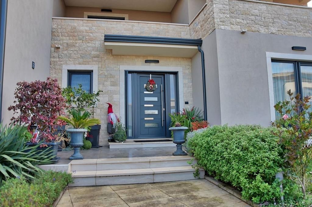 Moderna casa bifamiliare con vista mare in vendita - Parenzo, Istria