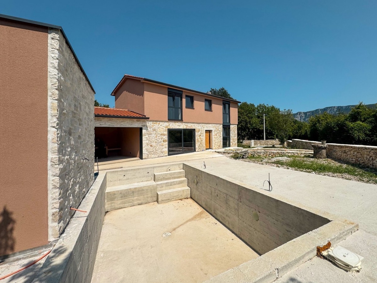 Casa in pietra con piscina in vendita vicino a Labin – Immobili in Istria