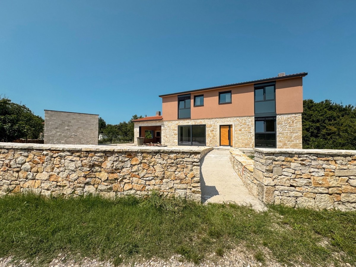 Casa in pietra con piscina in vendita vicino a Labin – Immobili in Istria