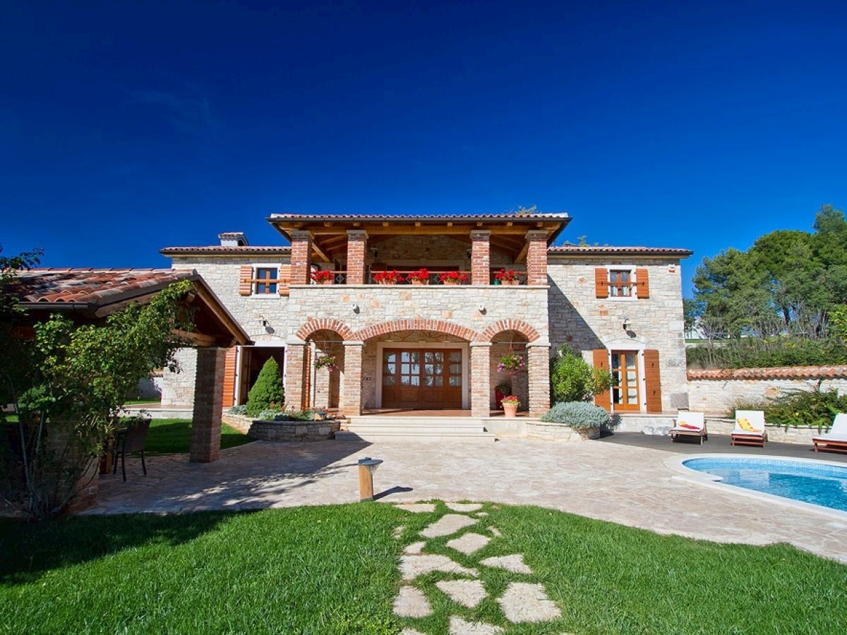 Villa in pietra con piscina e cucina estiva, a 14 km da Parenzo – Investimento ideale