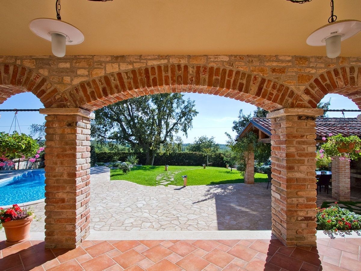 Villa in pietra con piscina e cucina estiva, a 14 km da Parenzo – Investimento ideale