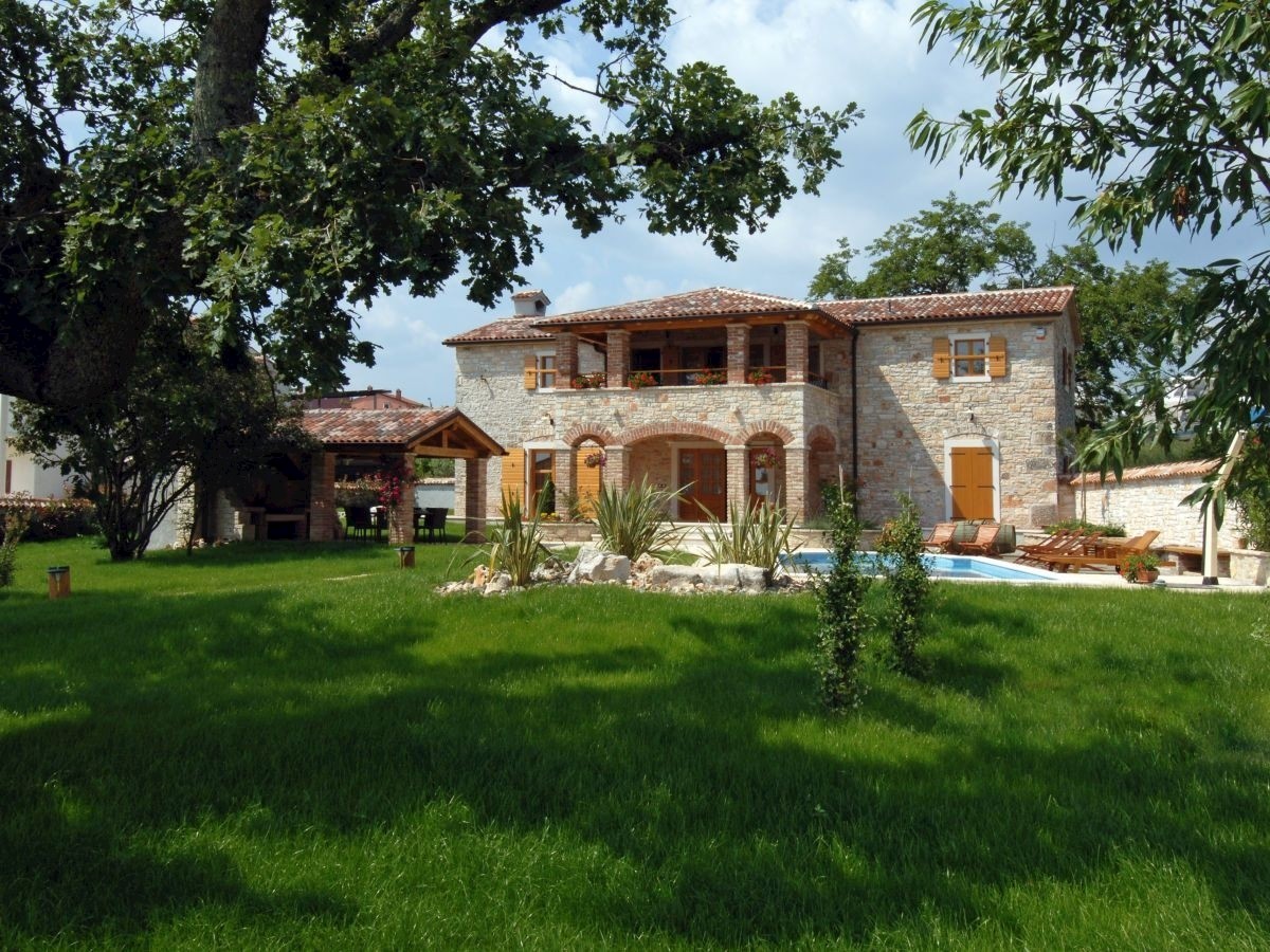 Villa in pietra con piscina e cucina estiva, a 14 km da Parenzo – Investimento ideale