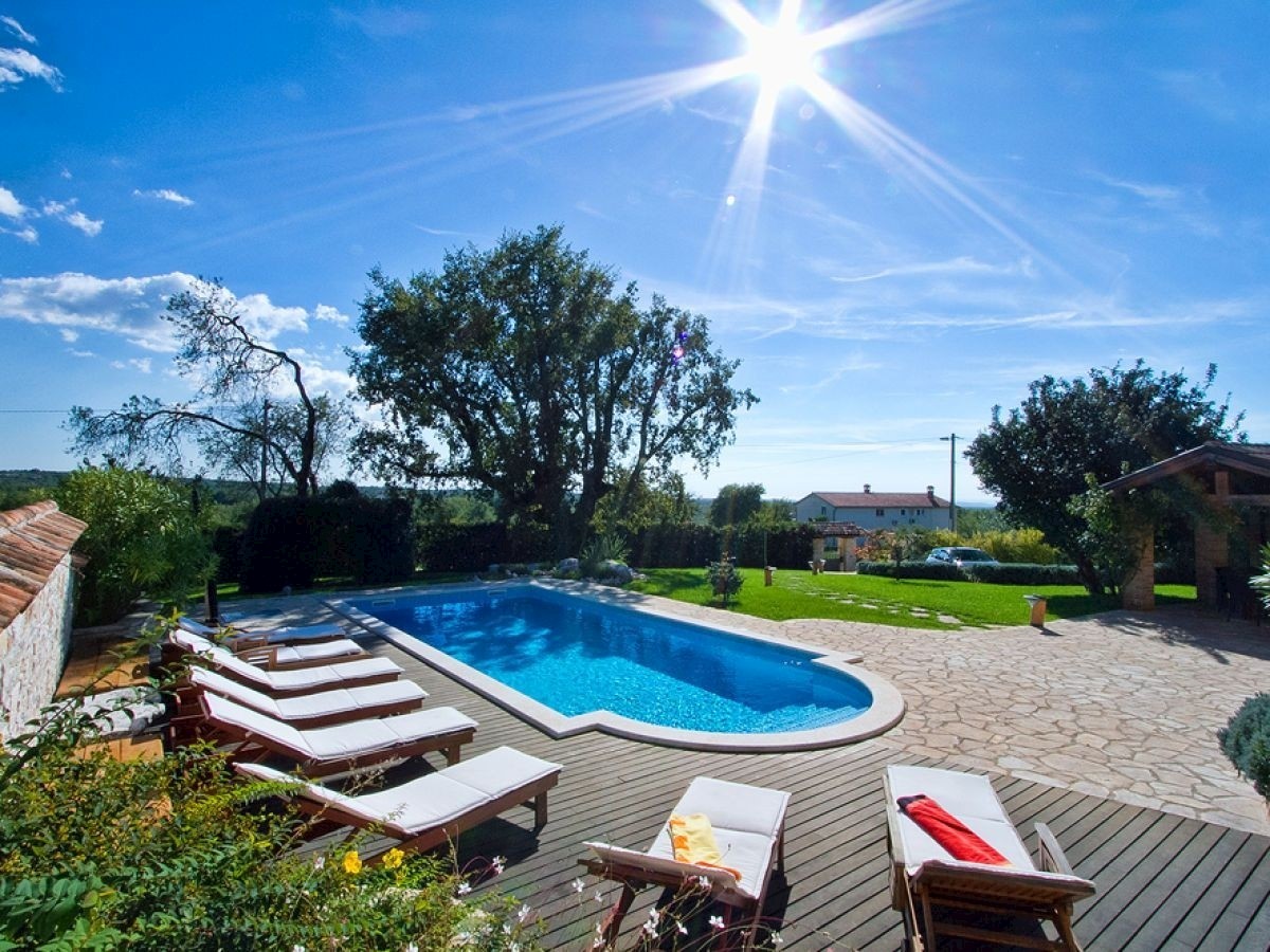 Villa in pietra con piscina e cucina estiva, a 14 km da Parenzo – Investimento ideale