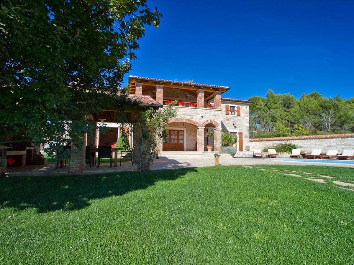 Villa in pietra con piscina e cucina estiva, a 14 km da Parenzo – Investimento ideale